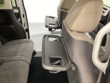 運転席・助手席の背もたれには、2列目シート用にカップホルダー付きの「格納式のシートバックテーブル」を装備しています。休憩時のちょっとした時間などカップを置いたり、小物置きに使えて便利です。