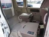 シートアレンジにより広いフラットスペースを確保可能。荷物の積載はもちろん、車内空間を有効活用できる実用的なレイアウトです。