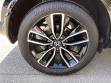 純正アルミホイールです。足元が引き立つので、車全体のイメージがアップしますよ!