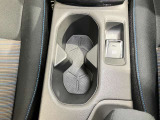 運転席・助手席のドリンクホルダーです。手のとどきやすい位置にあるので便利です