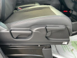 運転席には座面の高さを調整できるアジャスターが付いております☆