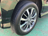 純正アルミホイール付いてます!車の軽量化に繋がることは勿論、見た目の印象が違いますよね♪