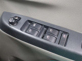 運転席からも操作可能な全席パワーウィンドウが装備されています。