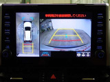 バックモニターと一緒にパノラミックビューモニター搭載!後方だけでなく、車を真上から見るように周囲の安全確認をサポートします