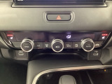 運転席と助手席にはシートヒーターが付いています☆寒い時期に腰周りを温めてくれるので体全体が温まりやすいのは勿論、暖房と違い顔に風が当たらないので、乾燥肌やドライアイの方でも大丈夫☆