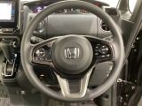ハンドルにHondaセンシング系のクルーズコントロールやレーンキープアシストなどのスイッチと、オーディオの操作スイッチが装備されています。ハンドルから手を離さず安全に操作できます。