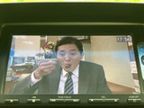 停車中には、TVの視聴が可能です。休憩時間などに、ニュースや番組を楽しめます。後部座席の乗員の方にも、快適な時間を提供します。