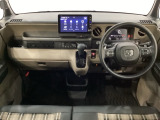 車内は光触媒抗菌消臭施工済です。インパネ周りはスタイリッシュなデザインで機能や装備も充実しています。グローブボックスやカップホルダーのほかにトレーなどたくさんの収納スペースが付いています。