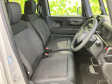 前席はゆったりとした座面と背もたれで、運転席・助手席ともに落ち着いて過ごせる空間です。大きな窓から光が入り、乗り降りの際も開放感があります。