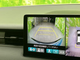 画面には車両周辺の様子とガイド表示が映し出され、駐車時などに周囲を確認する際に役立ちます。複数の表示を見比べながら状況を把握できるため、駐車操作をサポートする便利な装備です。