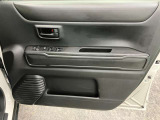 【運転席ドア】収納ポケットがあります。