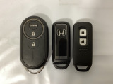 スマートキーを装備しています。鍵を差し込むことなくドアロックの開け閉めと、スタートボタン操作でのエンジンスタートができます。加えて、純正リモコンエンジンスターター用の操作キーもついています。