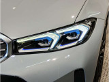 【LEDヘッドライト】先進のLEDテクノロジーを採用。放射される白色光の周波特性は太陽光に近く、バイキセノン・ヘッドライトを上回るコントラストで更に明るく輝きます!
