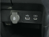 ◆USBチャージャー、12Vの電源ソケット◆使いやすい場所に装備されています。