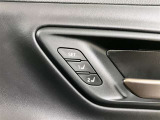 運転席シ-トポジションメモリー(2メモリ-)、ドライバー2名分のシ-トポジションを記憶・再現できる機能を搭載しています
