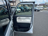 運転席のドア内部の写真です。