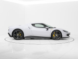 コーンズ名古屋ショールームでは1階に最新モデルの展示とコンフィグレーションルーム、2階には中古車展示エリアとラウンジを配し、最新CIのもとフェラーリをご覧いただけます。