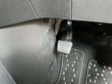 パーキングブレーキは、足踏み式です。
