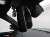 【ルームミラー一体型ETC】BMWといえばルームミラー一体型のETC。ドライバーから差し込めるかたちになっておりますので、差し忘れの際も慌てずにご利用いただけます。