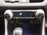 左右独立温度コントロールフルオートエアコンです。運転席、助手席それぞれで独立して温度設定ができます。冷え性の方が乗っても安心ですね♪