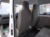 当店では専任のメカニックが大切なお客様のお車を一台一台丁寧に整備いたします。自社認証工場にてリフトアップし下回りまでキッチリ検査いたします。