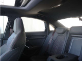 使用感の殆ど無いリアシート。後部座席は高品質な素材が優しく包み込みます。長距離のドライブも快適にお過ごしいただけます!