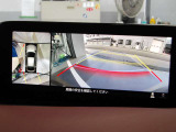 360度ビューカメラを搭載。4方の小型カメラの映像を処理し、車両真上からの映像に変換しています。
