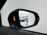 ●アウディサイドアシスト『後方の死角を並走する車両を検知しドアミラーの内側のLEDが点灯。ドライバーに注意を促し事故を未然に防ぐシステムです。』