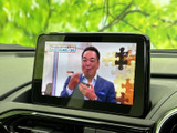 停車中にテレビ番組などの映像を楽しめる画面を備えています。休憩時間の過ごし方が広がり、車内で待ち時間を過ごす際にも便利にお使いいただけます。