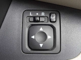 【電動格納ドアミラー】狭い駐車場で便利な電動格納ドアミラーが付いています。