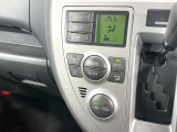 【オートエアコン】一度お好みの温度に設定すれば、車内の温度を検知し風量や温度を自動で調整。暑い&hellip;寒い&hellip;と何度もスイッチ操作をする必要はありません。快適な車内空間には必須の機能ですね♪