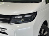 【LEDヘッドライト】悪天候や夜間走行時も良好な視界を確保し安心して運転できる高輝度LEDヘッドライトを装備!点灯速度が早く、消費電力も抑えられています。
