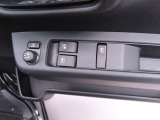 運転席側には 集中スイッチ(全ドアを操作するスイッチ) があり、運転席から乗員全員分の窓をコントロールできます。