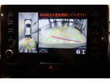 パノラミックビューモニター付きです。車両を上から見たような映像をディスプレイ画面上に表示。運転席からの目視だけでは見にくい、車両周辺の状況をリアルタイムでしっかり確認できます。