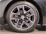 【BMWアロイホイル】軽量かつ強度に拘ったアロイホイル。走行性能ポテンシャルを引き出す設計。車の足元を引き締めてくれる大きなポイントはアロイホイルです。