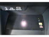 ワイヤレスチャージャーを装備。対応スマートフォンを置くだけで手軽に充電できます。