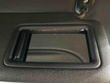 メイク直しもできるバニティミラーと駐車券などの保管もできて便利!