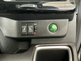【両側パワースライドドア】両側がパワースライドドアになっており、運転席のスイッチやスマートキーでも開閉が可能です!開口部も広いので乗り降りも楽々♪