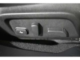 パワーシートを装備。お好みのポジションに細かく調整でき、快適な運転をサポートします。