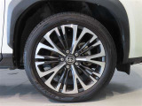 純正のアルミホイール装着車です。タイヤサイズは215/50R18です。