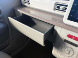 グローブボックスはこんな感じです♪一般的には車検証などを入れたりしますね!