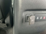 後部座席にもUSB端子をご用意しておりますので、携帯の充電が可能です♪