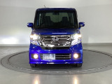 ディスチャージヘッドライト【HID】を装備していますのでとても明るく、夜間の走行や雨の日も安全・安心です。