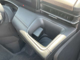 運転席側ドリンクホルダーです。高めの位置にご用意しておりますので目線を下げることなくご利用頂けmす!!