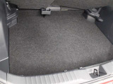 デッキボードは6:4で左右分割することもできるので、背の高さの違う荷物を運ぶ時に便利です。