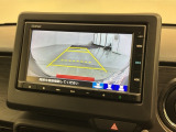 リバースギアに入れるだけで後方の表示へ切り替わります。夜間や雨の日の駐車も楽になりますよ。