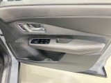【運転席ドア】ボトルホルダーや収納ポケットが付いているので運転席周りもスッキリ保てます★