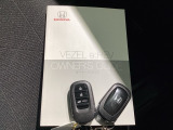 キーを持っているだけでドアハンドル横のボタンを押すとドアの施錠・開錠が行なえます。そのまま車内にキーがあればエンジンを掛けることも出来、とても便利です。