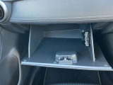 シンプルなグローブボックス。車検証などを収納しておくことが出来ます。