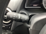 レバーをAUTOの位置にしているとき、レインセンサーが雨を感知すると、雨量に応じてワイパーが自動で作動してくれるオートワイパーを装備!設定変更で非作動にすると、間欠作動に固定されます。